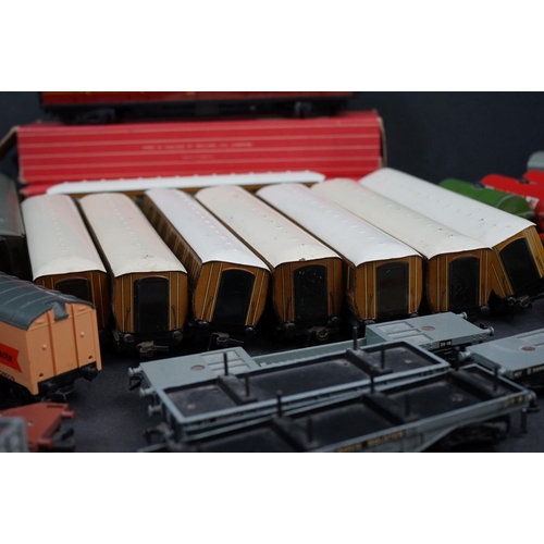 107 - 33 Horby Dublo items of rolling stock to include 2 x boxed coaches, featuring tankers, wagons, flatb... 