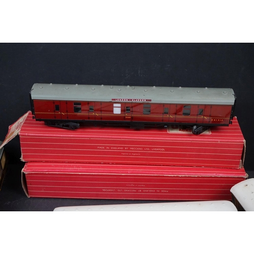 107 - 33 Horby Dublo items of rolling stock to include 2 x boxed coaches, featuring tankers, wagons, flatb... 