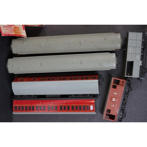 107 - 33 Horby Dublo items of rolling stock to include 2 x boxed coaches, featuring tankers, wagons, flatb... 