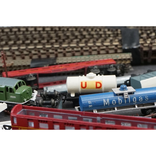 109 - Group of Lone Star OOO model railway to include locomotive, rolling stock and accessories plus a gro... 