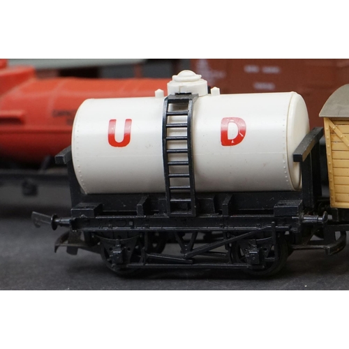 110 - 17 OO gauge items of rolling stock to include Bachmann, Triang and Dapol examples, featuring trucks ... 