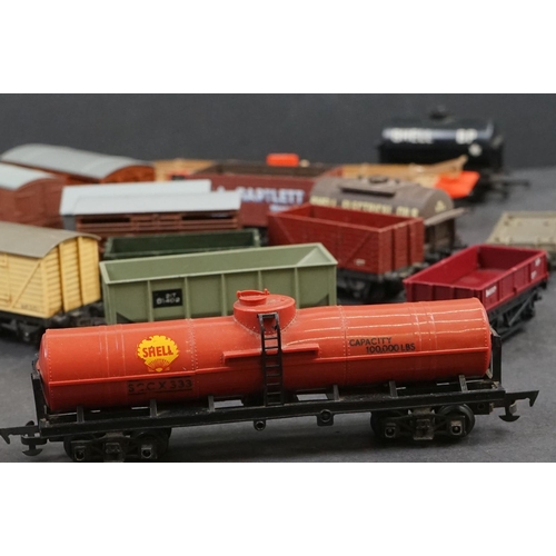 110 - 17 OO gauge items of rolling stock to include Bachmann, Triang and Dapol examples, featuring trucks ... 