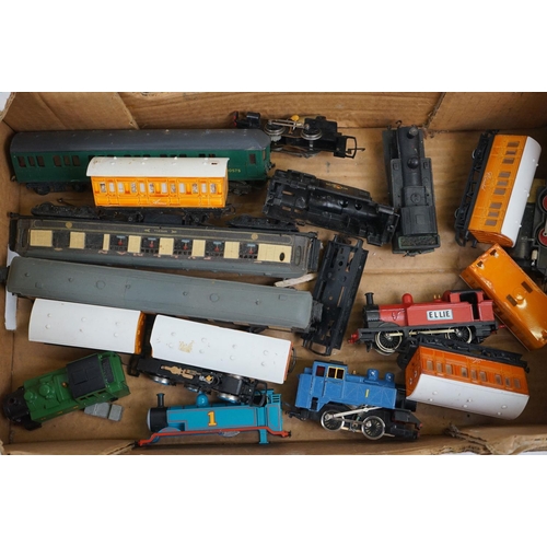 144 - Group of OO gauge model railway to include Hornby Thomas the Tank Engine with carriages, Hornby Dubl... 