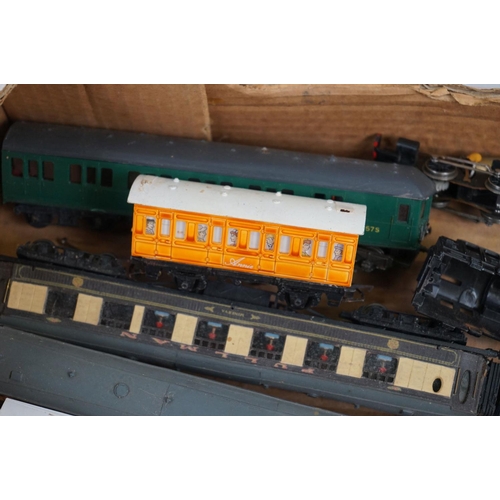 144 - Group of OO gauge model railway to include Hornby Thomas the Tank Engine with carriages, Hornby Dubl... 