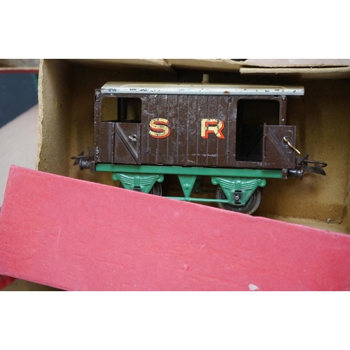 147 - Collection of Hornby O gauge model railway to include boxed RS657 Breakdown Van and Crane, boxed No ... 