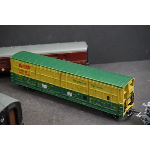 149 - 13 OO gauge items of rolling stock to include Mainline, Lima and Hornby featuring Car Transporter, C... 