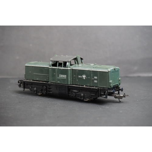 153 - Two boxed OO gauge locomotives to include Bachmann 31051 0-6-0T J72 Class and Hornby R252 LNER Loco ... 