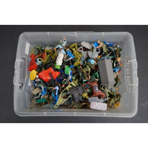 260 - Quantity of various plastic soldiers, cowboys and knights to include Britains Deetail