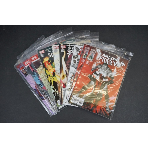 1077 - 200 + Marvel comics to include Amazing Spider-Man, Ultimate Fantastic Four, Ultimate X-Men, etc