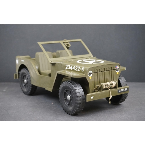 1084 - Boxed Cherilea Military Jeep with Supply Trailer, missing accessories, plus loose Cherilea German Ar... 