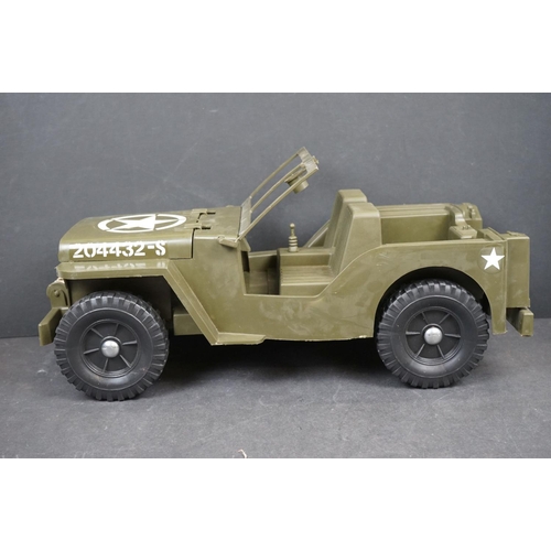 1084 - Boxed Cherilea Military Jeep with Supply Trailer, missing accessories, plus loose Cherilea German Ar... 