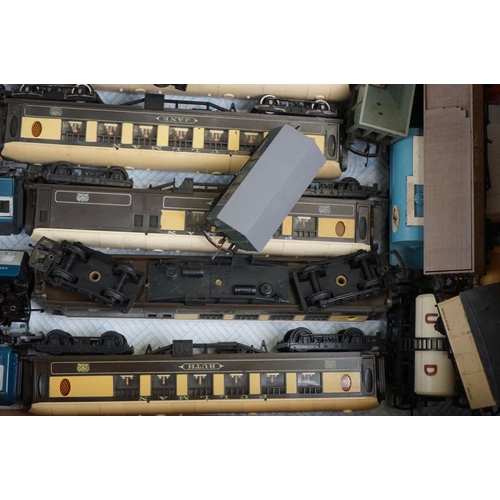 91a - 30 OO gauge items of rolling stock to include coaches, trucks and tankers featuring Triang, Lima, Wr... 