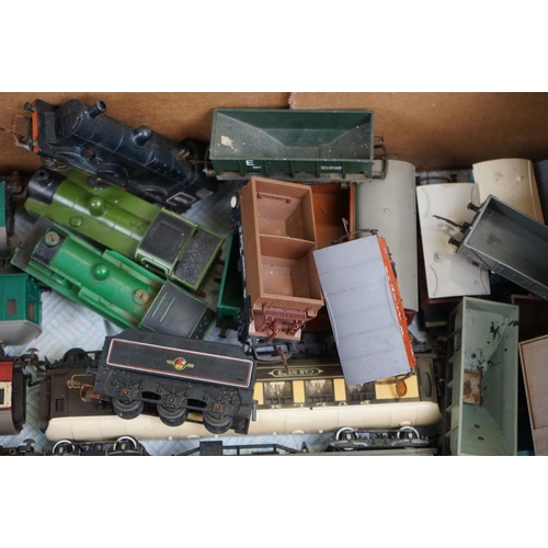 91a - 30 OO gauge items of rolling stock to include coaches, trucks and tankers featuring Triang, Lima, Wr... 