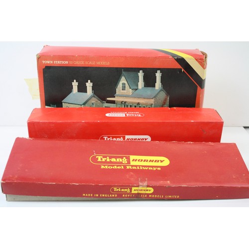 147A - Quantity of OO gauge model railway to include many various boxed Triang Hornby track and accessories... 