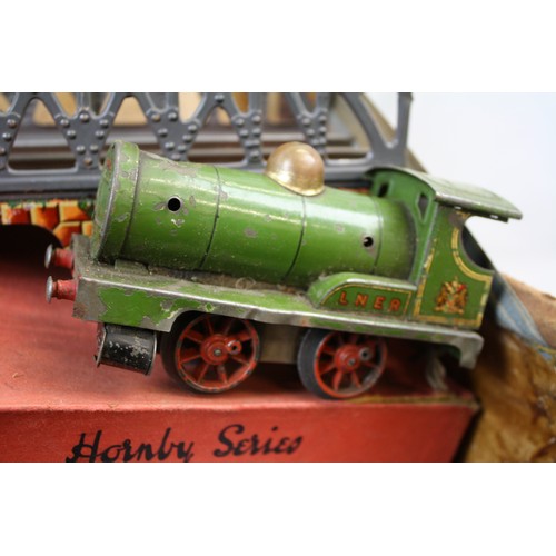 133a - Quantity of Hornby O gauge model railway to include 3 x locomotives, tinplate Station building with ... 