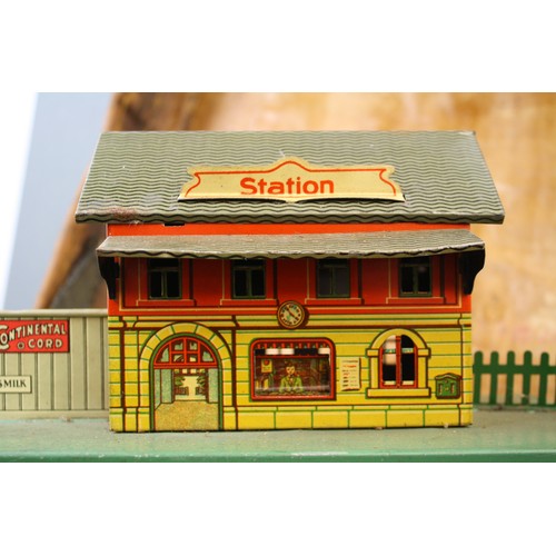 133a - Quantity of Hornby O gauge model railway to include 3 x locomotives, tinplate Station building with ... 