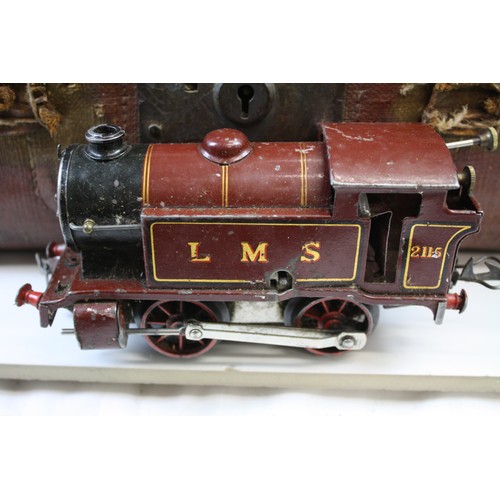 133a - Quantity of Hornby O gauge model railway to include 3 x locomotives, tinplate Station building with ... 