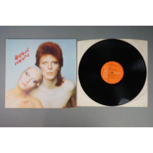 133 - Vinyl - David Bowie 2 LP's to include Ziggy Stardust (SF 8287) with lyric/picture inner sleeve, slee... 