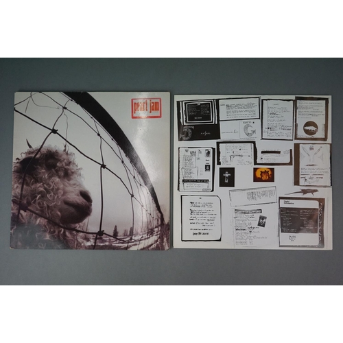 224 - Vinyl - Pearl Jam - Pearl Jam vinyl LP, with inner and poster (Epic Records EPC 474549 1), vinyl con... 