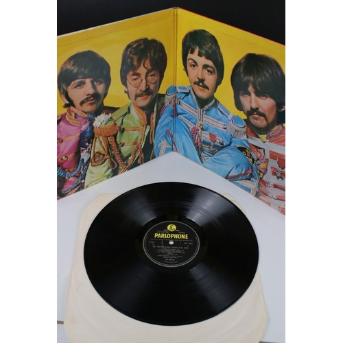 1081 - Vinyl - Two The Beatles LPs to include Sgt Peppers on Apple PCS7027 stereo YEX637-1 YEX638-1 with ex... 