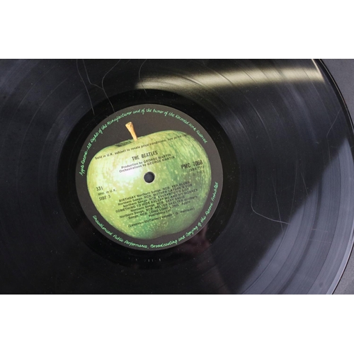 1402 - Vinyl - The Beatles - The White Album, numbered 0418438, top loading double sleeve with original bla... 