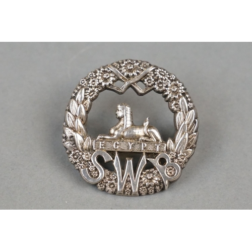 29 - A British Military The South Wales Border Regiment White Metal Die Struck Cap Badge With Twin Loop F... 