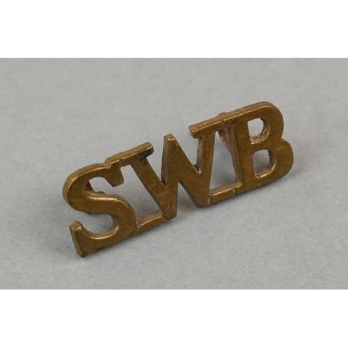 36 - A British Military South Wales Border Regiment Bi Metal Cap Badge With Twin Loop Fixings To Verso To... 