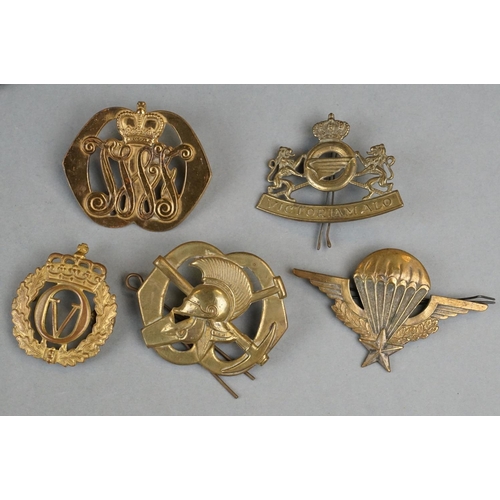 117 - A Collection Of Approx 23 x Mixed Military Badges To Include A Dutch Stoottroepen Badge, A Dutch Pri... 