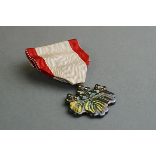 140A - A Full Size World War Two Japanese Order Of The Rising Sun Medal 8th Class, Made In Silver With Orig... 