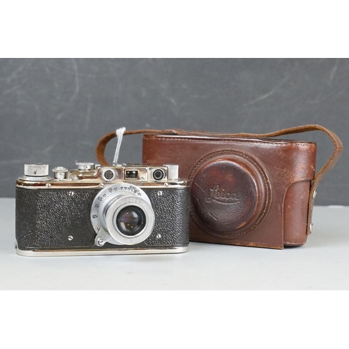 165 - A Vintage Camera Marked Leica D.R.P. Ernst Leitz Wetzlar Luftwaffen - Eigentum No.10794. Complete Wi... 