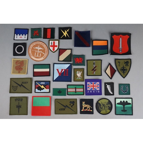 169 - A Mixed Collection Of Approx Thirty Military Cloth Patches / Badges.