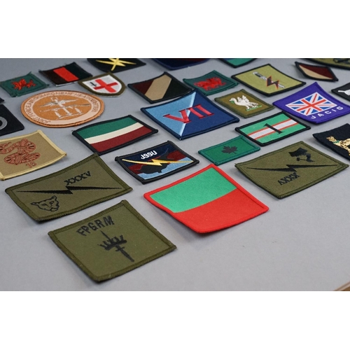 169 - A Mixed Collection Of Approx Thirty Military Cloth Patches / Badges.