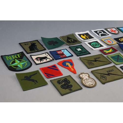 170 - A Mixed Collection Of Approx Thirty Military Cloth Patches / Badges.