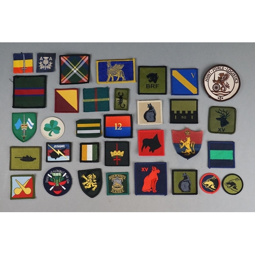 171 - A Mixed Collection Of Approx Thirty Military Cloth Patches / Badges.