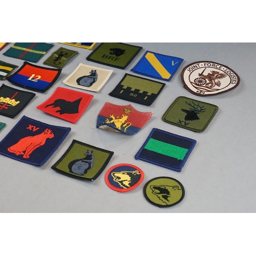 171 - A Mixed Collection Of Approx Thirty Military Cloth Patches / Badges.