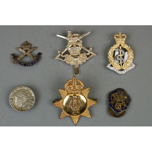 351 - A Collection Of Military Badges To Include The Air Training Corps, The Royal Air Force, The Machine ... 