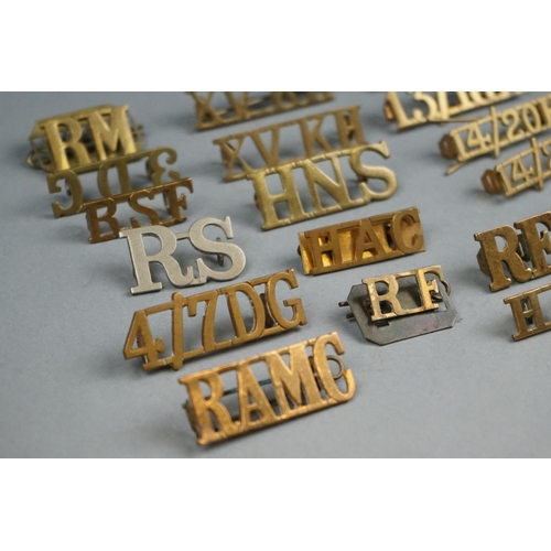 68A - A Collection Of Approx Thirty Assorted British Brass Shoulder Titles To Include The North Lancashire... 