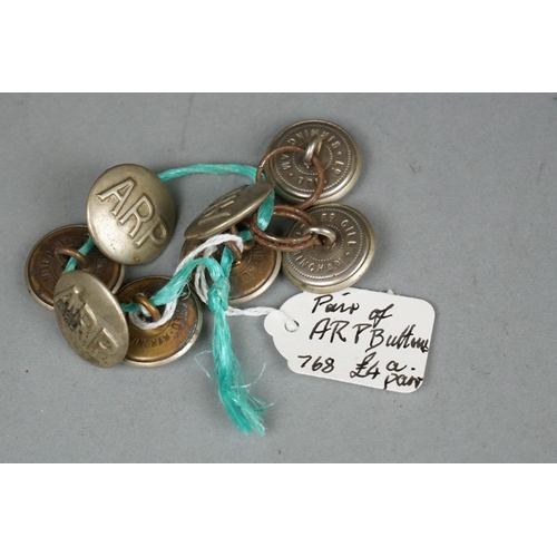 369 - A Large Collection Of Mainly British Military Buttons To Include Royal Air Force, Royal Navy And Bri... 