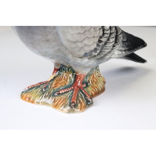 52 - Beswick Pigeon, first version (no.1383A) and Beswick Magpie (no.2305)