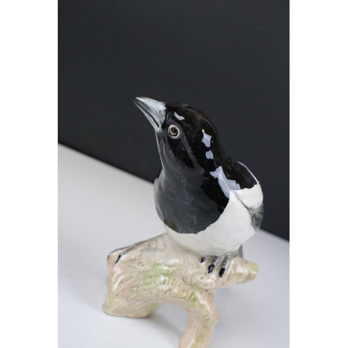 52 - Beswick Pigeon, first version (no.1383A) and Beswick Magpie (no.2305)