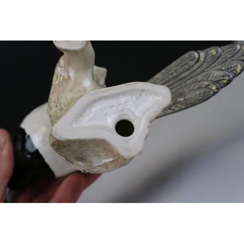 52 - Beswick Pigeon, first version (no.1383A) and Beswick Magpie (no.2305)