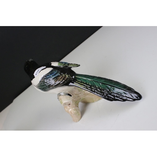 52 - Beswick Pigeon, first version (no.1383A) and Beswick Magpie (no.2305)
