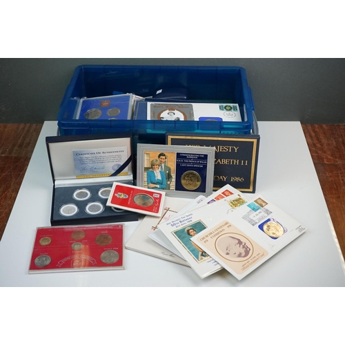 305 - A collection of mainly British coinage, mainly proof examples to include years sets and commemorativ... 