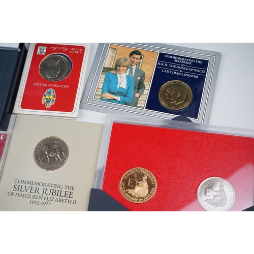 305 - A collection of mainly British coinage, mainly proof examples to include years sets and commemorativ... 