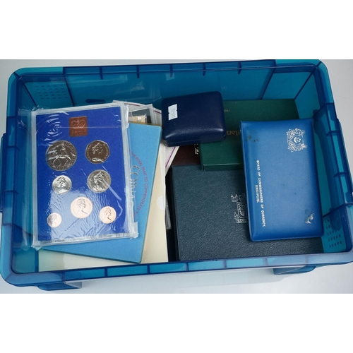 305 - A collection of mainly British coinage, mainly proof examples to include years sets and commemorativ... 