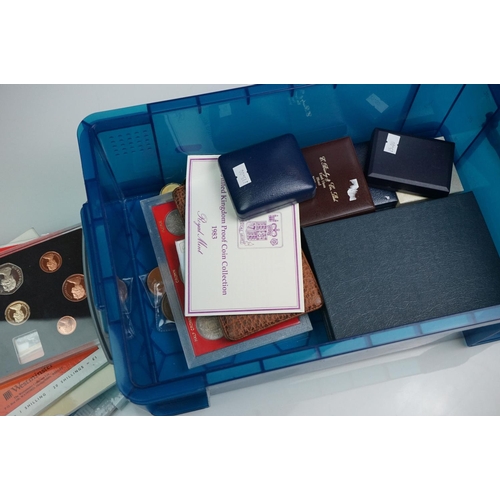 305 - A collection of mainly British coinage, mainly proof examples to include years sets and commemorativ... 