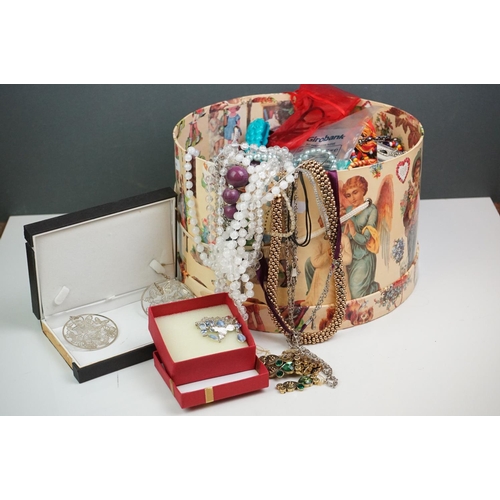 306 - A collection of mainly contemporary costume jewellery to include necklaces and bracelets.