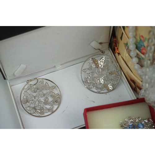 306 - A collection of mainly contemporary costume jewellery to include necklaces and bracelets.