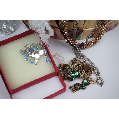 306 - A collection of mainly contemporary costume jewellery to include necklaces and bracelets.