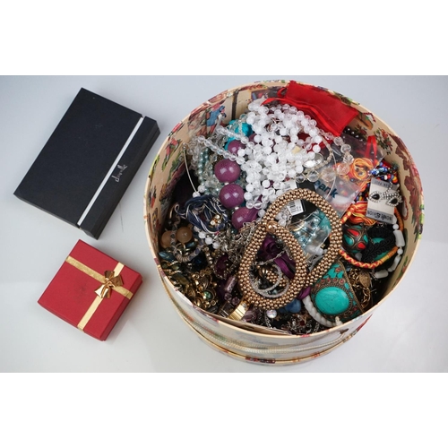 306 - A collection of mainly contemporary costume jewellery to include necklaces and bracelets.